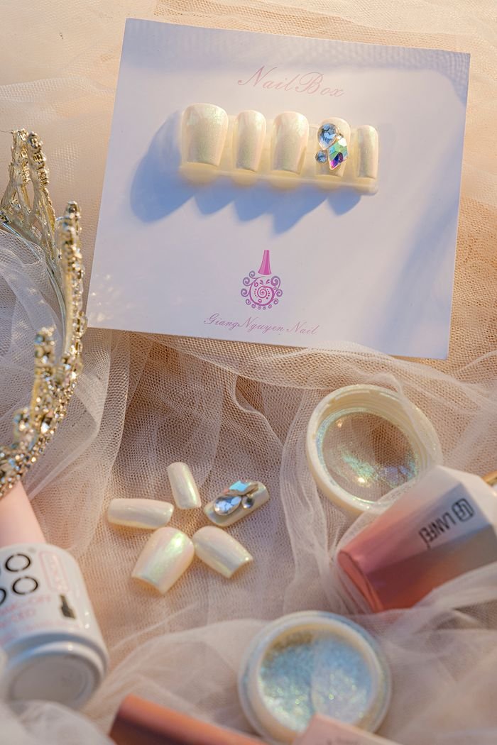 Sophisticated nail art set with a crown accessory, perfect for glamorous beauty styling.